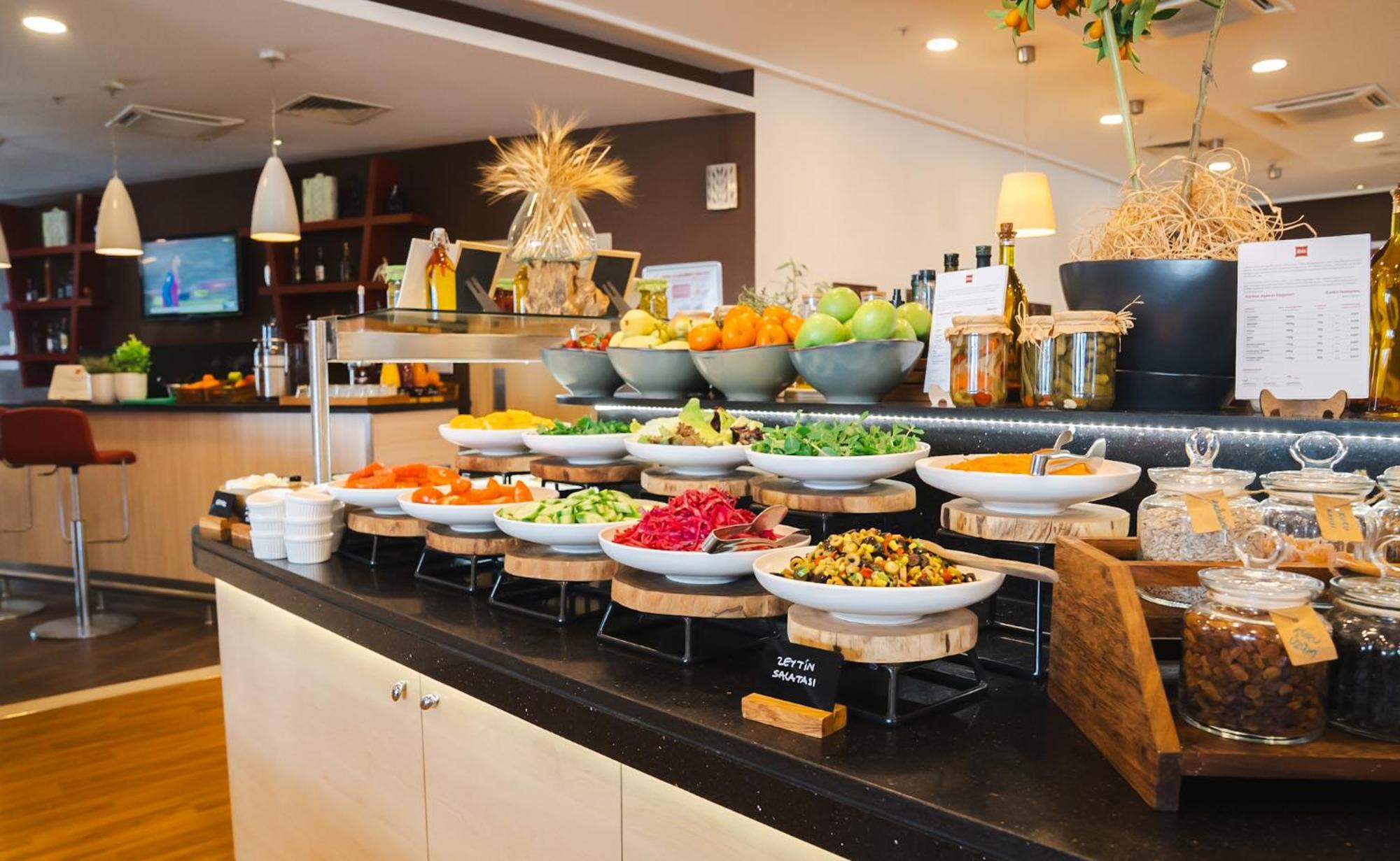 Ibis Adana Hotel Exterior foto
